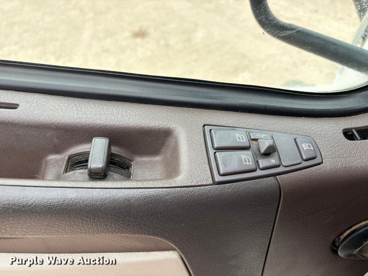 image for item EF6249 2013 Volvo VNL semi truck