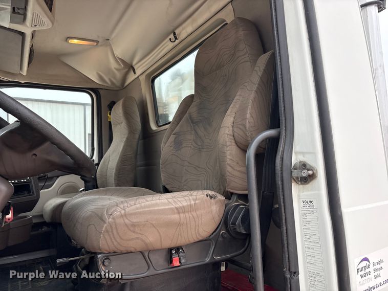 image for item EF6249 2013 Volvo VNL semi truck