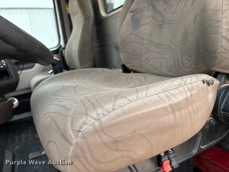 image for item EF6249 2013 Volvo VNL semi truck