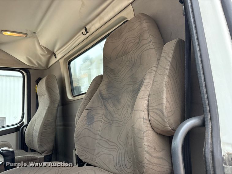 image for item EF6249 2013 Volvo VNL semi truck