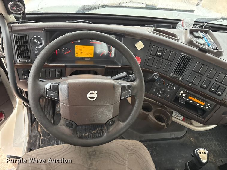 image for item EF6249 2013 Volvo VNL semi truck