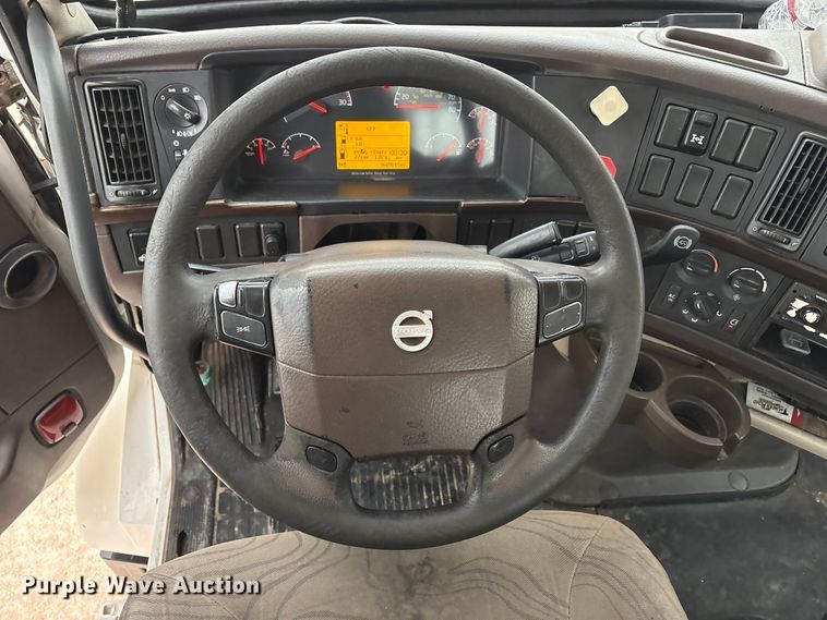 image for item EF6249 2013 Volvo VNL semi truck