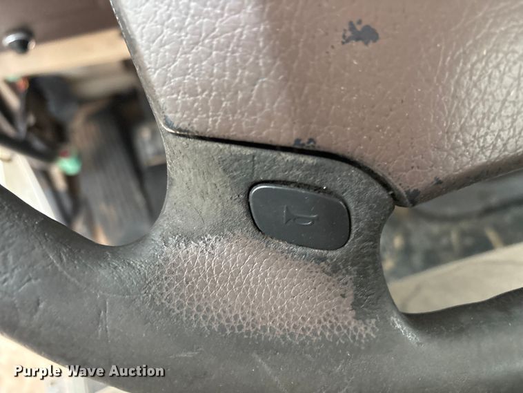 image for item EF6249 2013 Volvo VNL semi truck