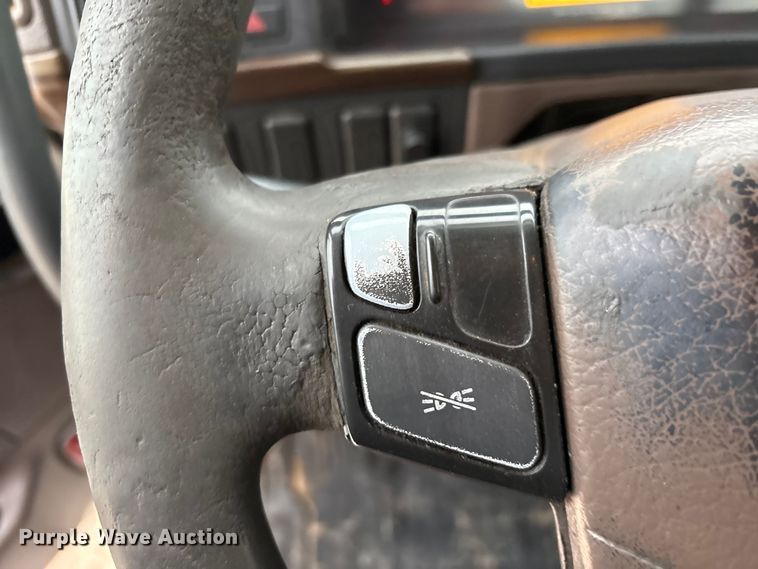 image for item EF6249 2013 Volvo VNL semi truck