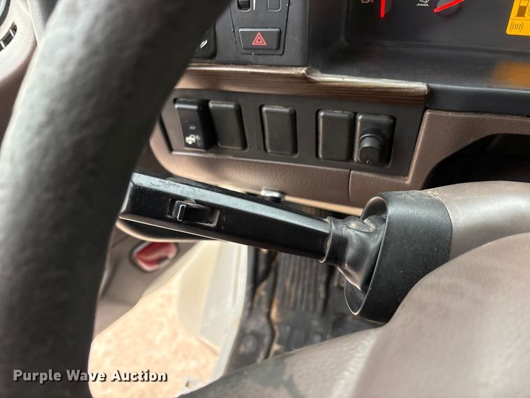 image for item EF6249 2013 Volvo VNL semi truck