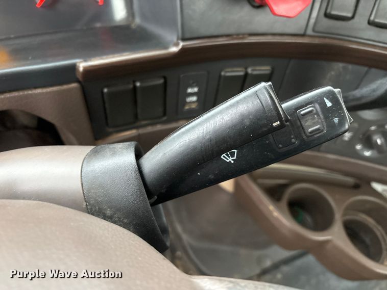 image for item EF6249 2013 Volvo VNL semi truck