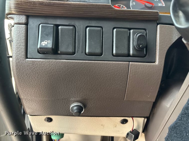 image for item EF6249 2013 Volvo VNL semi truck