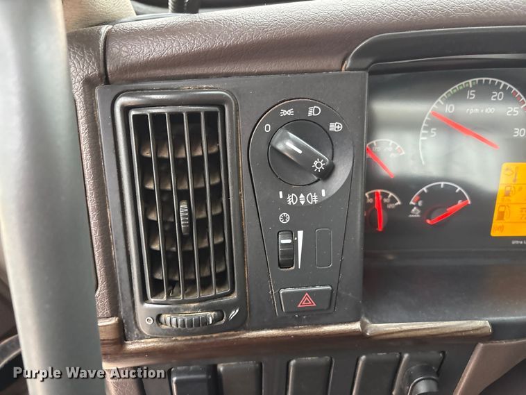 image for item EF6249 2013 Volvo VNL semi truck