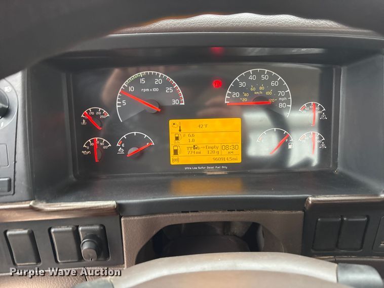 image for item EF6249 2013 Volvo VNL semi truck