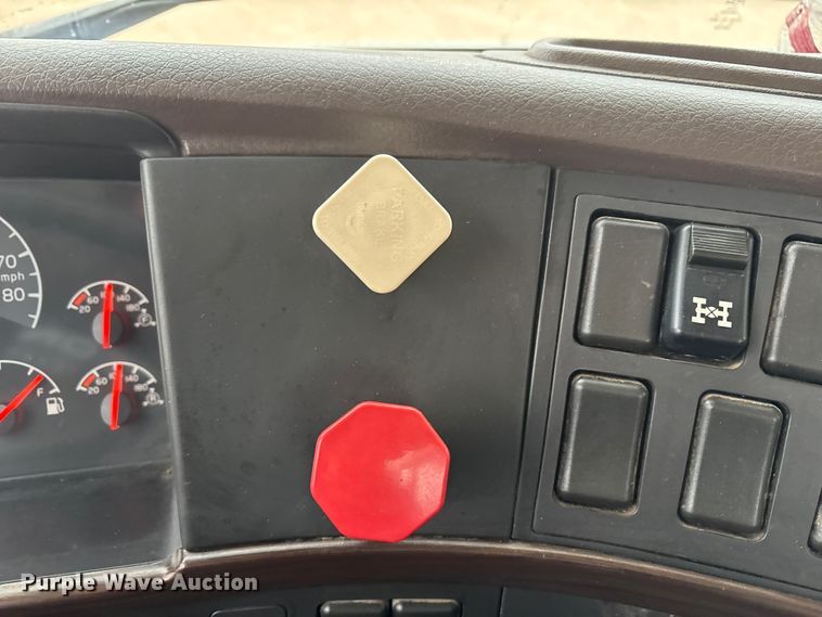 image for item EF6249 2013 Volvo VNL semi truck