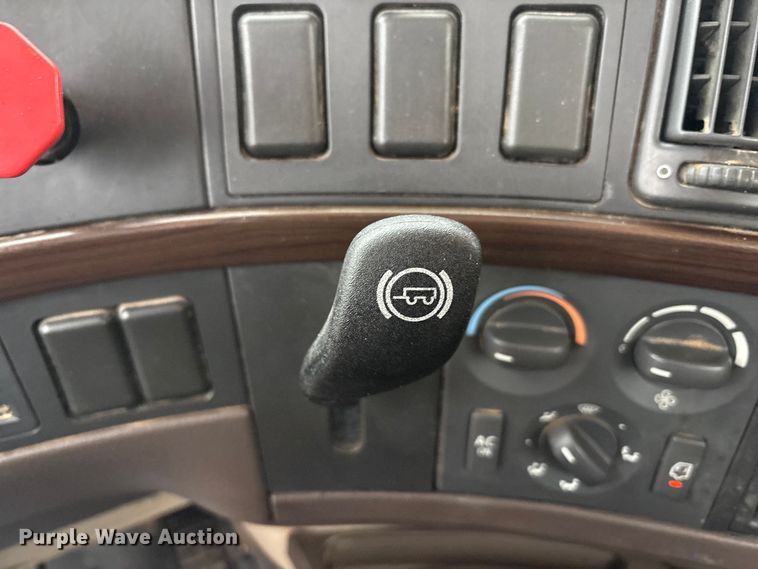 image for item EF6249 2013 Volvo VNL semi truck