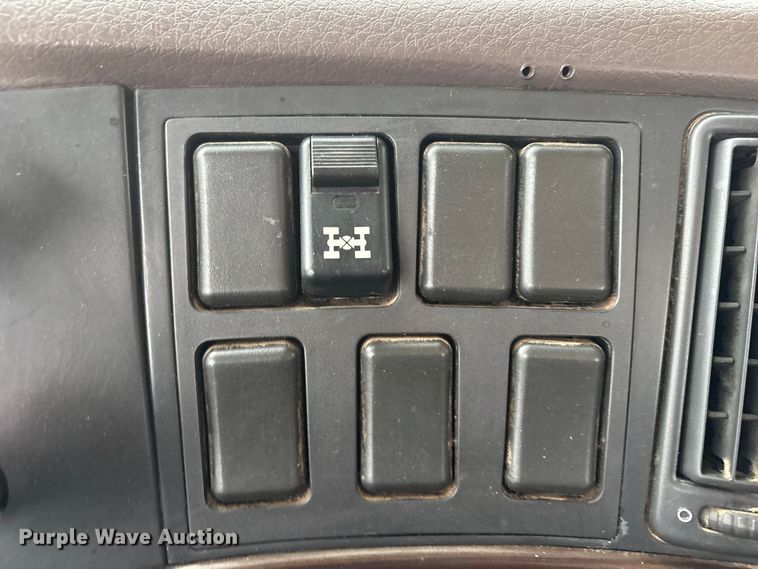 image for item EF6249 2013 Volvo VNL semi truck