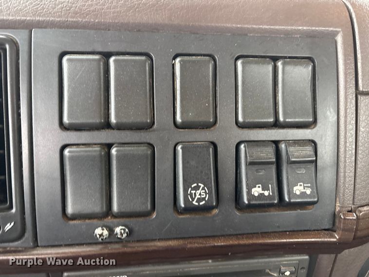 image for item EF6249 2013 Volvo VNL semi truck