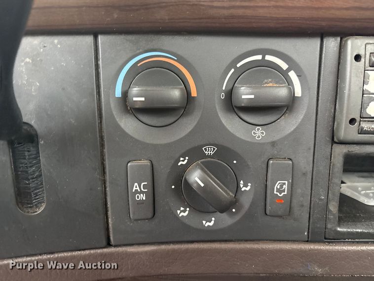 image for item EF6249 2013 Volvo VNL semi truck