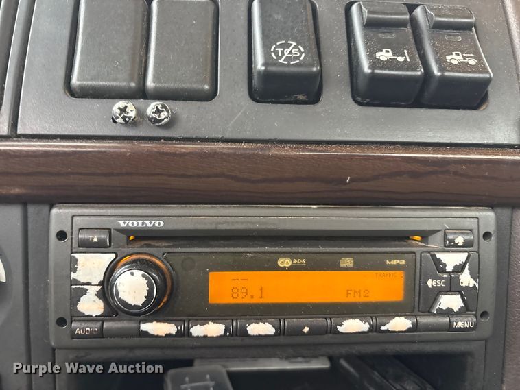 image for item EF6249 2013 Volvo VNL semi truck