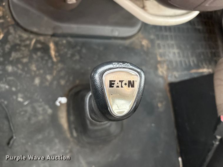 image for item EF6249 2013 Volvo VNL semi truck