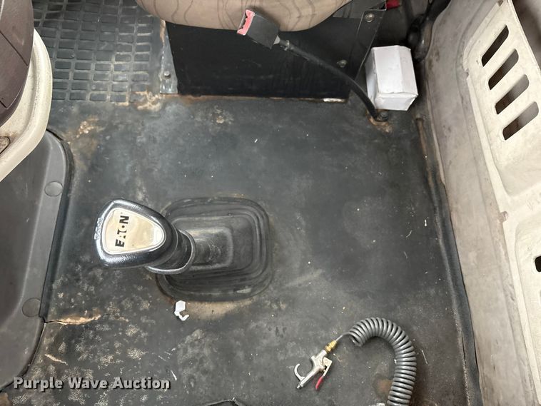 image for item EF6249 2013 Volvo VNL semi truck