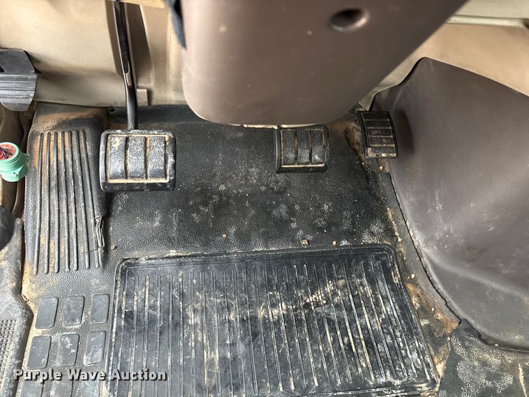 image for item EF6249 2013 Volvo VNL semi truck