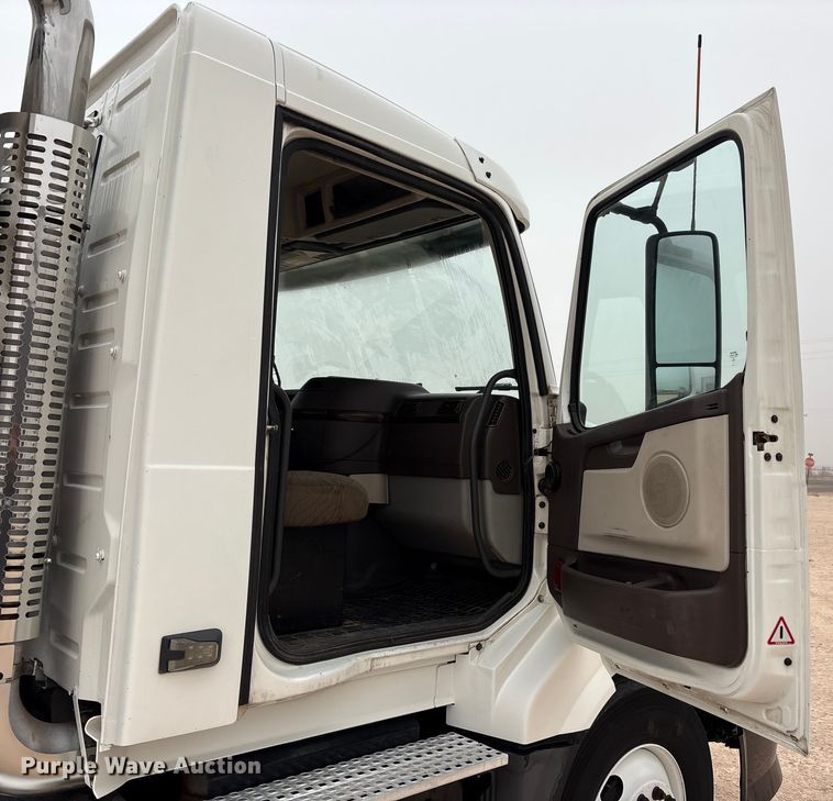 image for item EF6249 2013 Volvo VNL semi truck