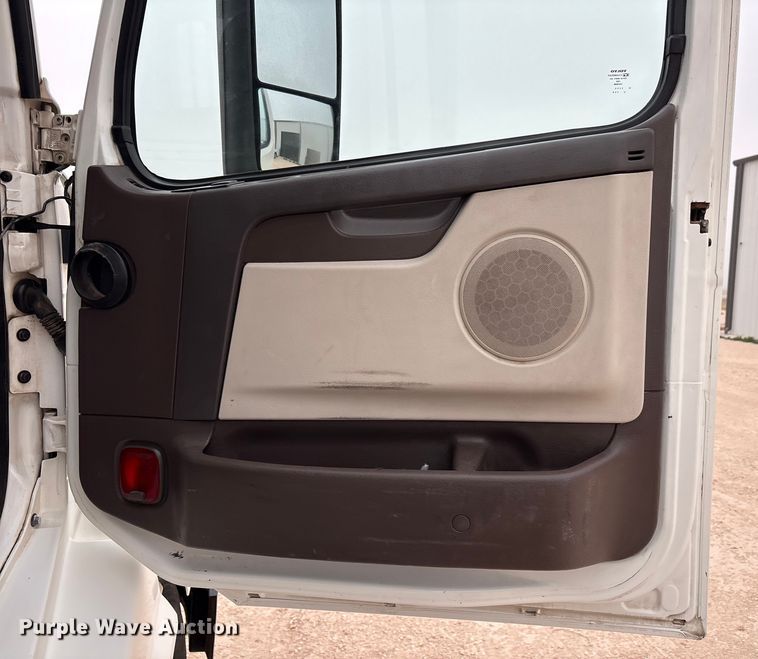 image for item EF6249 2013 Volvo VNL semi truck