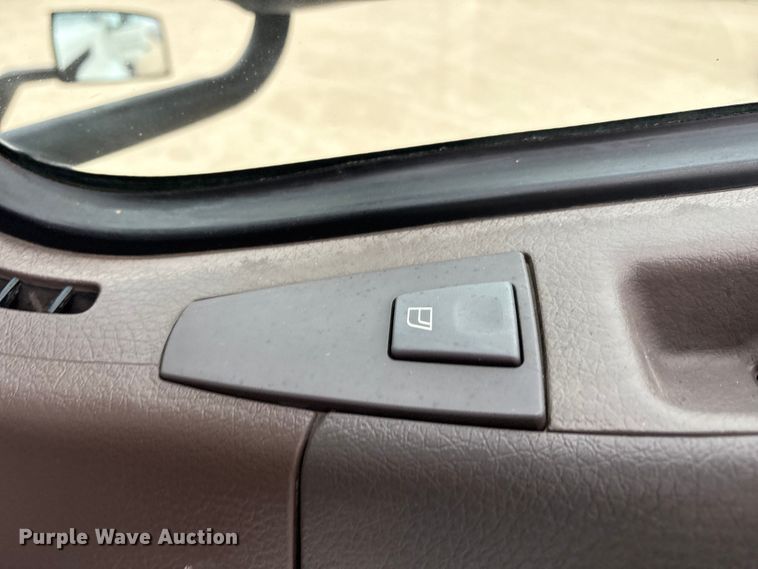 image for item EF6249 2013 Volvo VNL semi truck