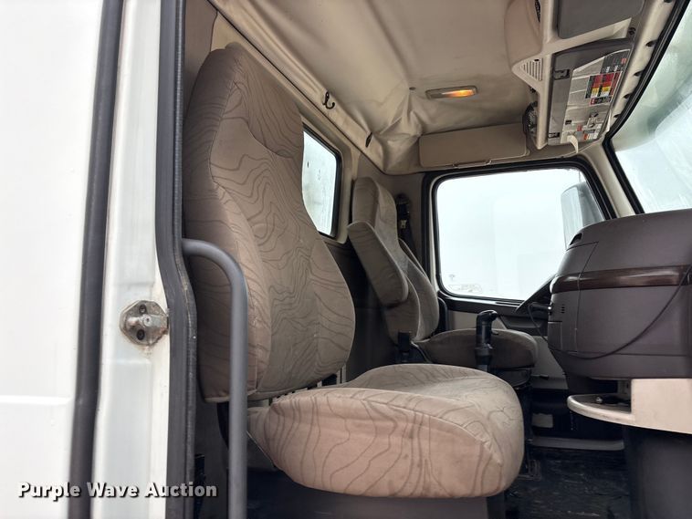 image for item EF6249 2013 Volvo VNL semi truck