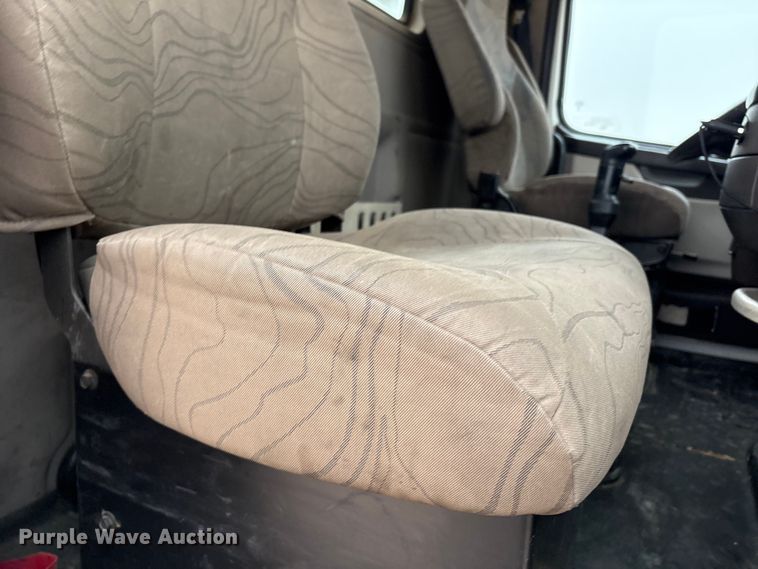 image for item EF6249 2013 Volvo VNL semi truck