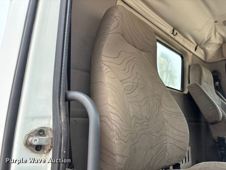 image for item EF6249 2013 Volvo VNL semi truck