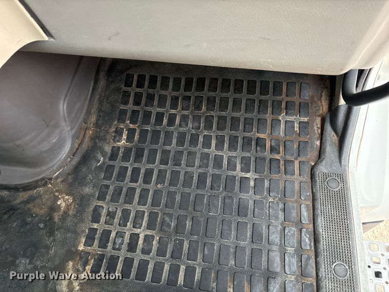 image for item EF6249 2013 Volvo VNL semi truck