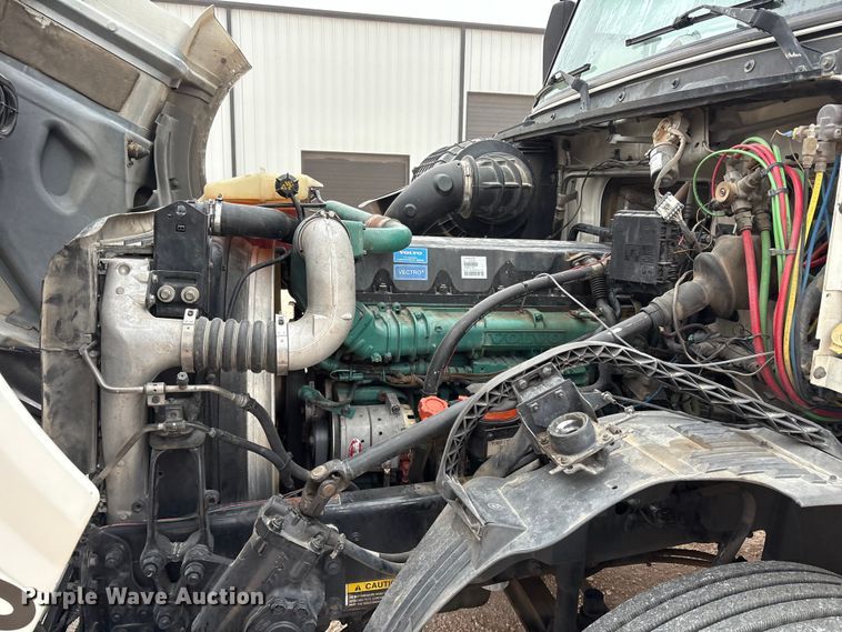 image for item EF6249 2013 Volvo VNL semi truck