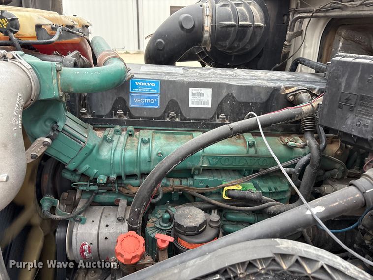 image for item EF6249 2013 Volvo VNL semi truck