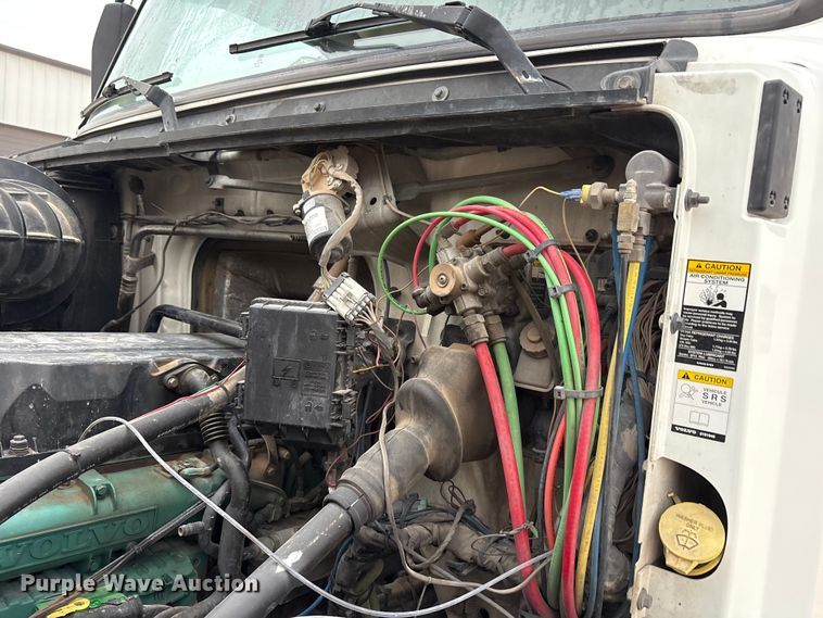 image for item EF6249 2013 Volvo VNL semi truck