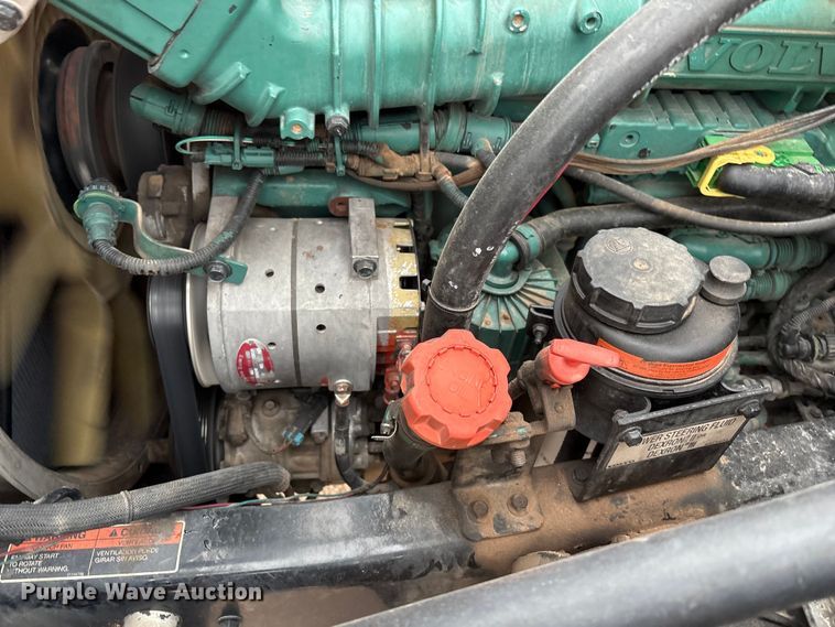 image for item EF6249 2013 Volvo VNL semi truck