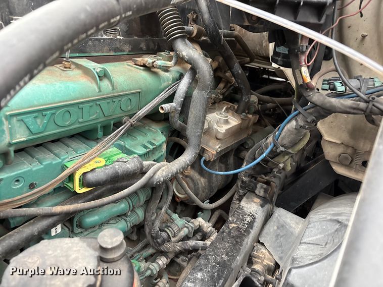 image for item EF6249 2013 Volvo VNL semi truck