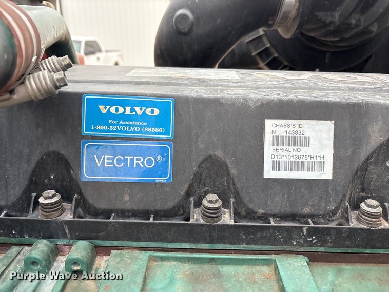 image for item EF6249 2013 Volvo VNL semi truck