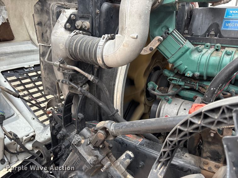 image for item EF6249 2013 Volvo VNL semi truck