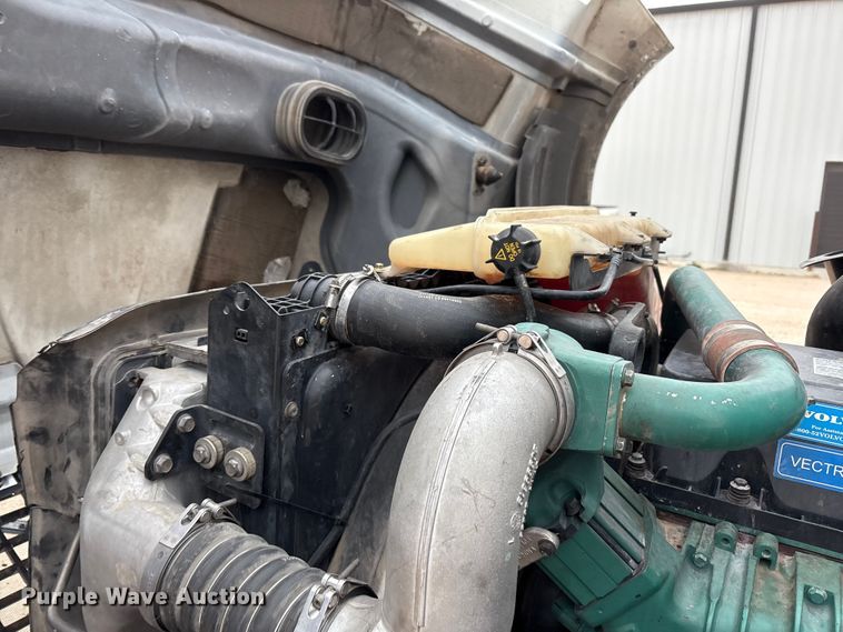 image for item EF6249 2013 Volvo VNL semi truck