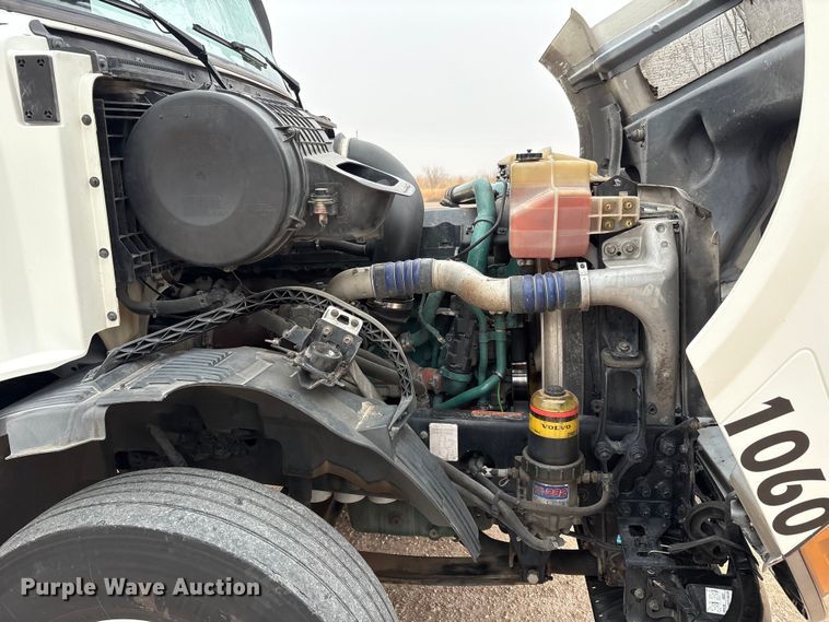 image for item EF6249 2013 Volvo VNL semi truck