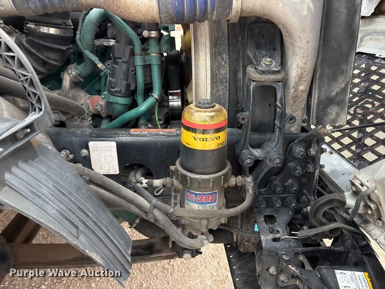 image for item EF6249 2013 Volvo VNL semi truck