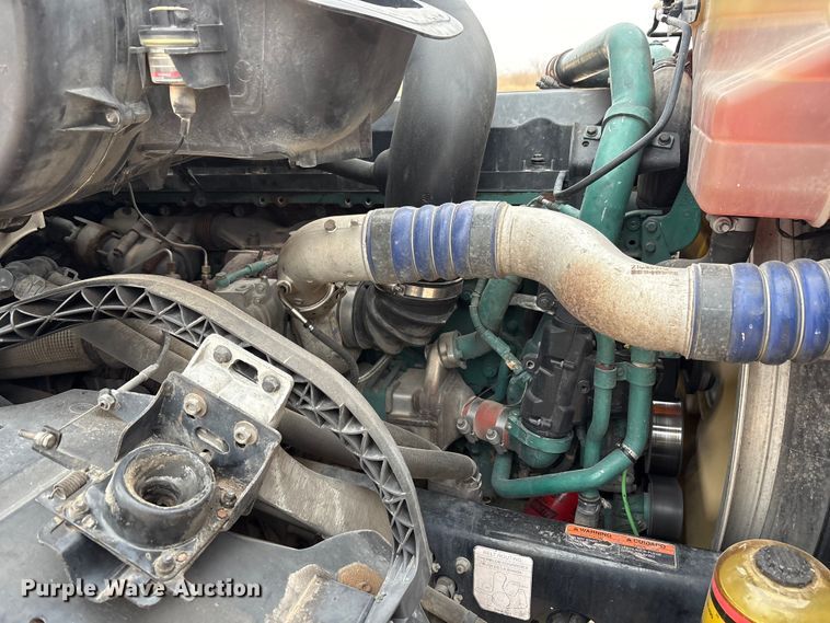 image for item EF6249 2013 Volvo VNL semi truck