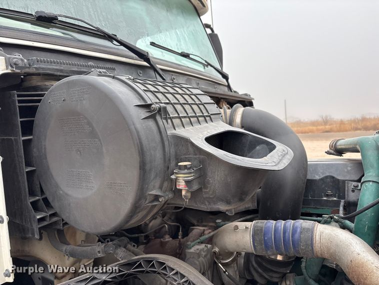 image for item EF6249 2013 Volvo VNL semi truck