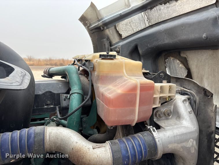 image for item EF6249 2013 Volvo VNL semi truck