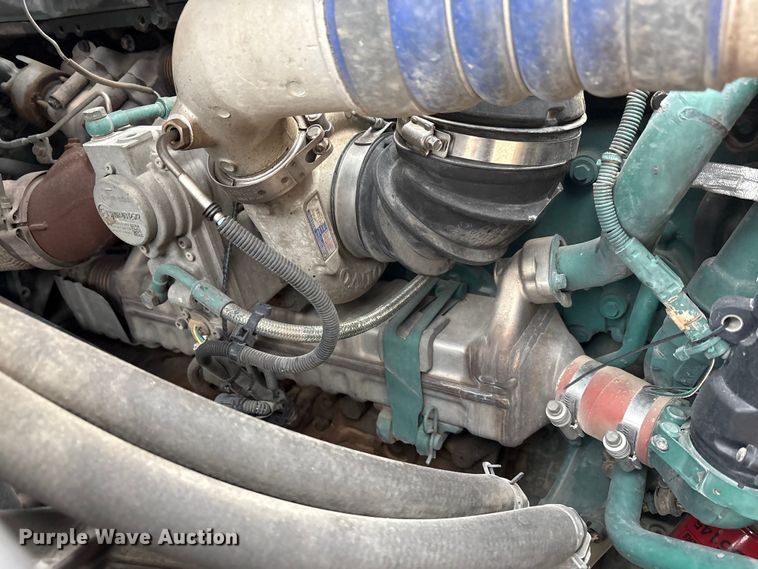 image for item EF6249 2013 Volvo VNL semi truck