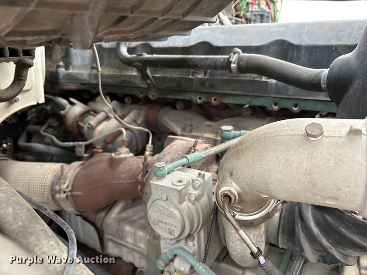 image for item EF6249 2013 Volvo VNL semi truck