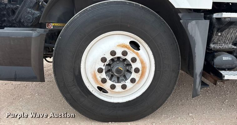 image for item EF6249 2013 Volvo VNL semi truck