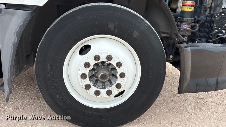 image for item EF6249 2013 Volvo VNL semi truck