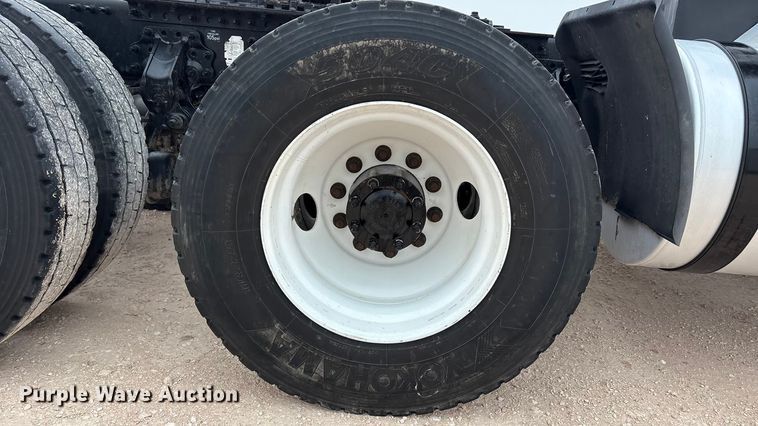 image for item EF6249 2013 Volvo VNL semi truck