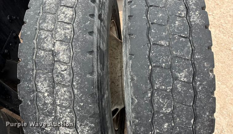 image for item EF6249 2013 Volvo VNL semi truck