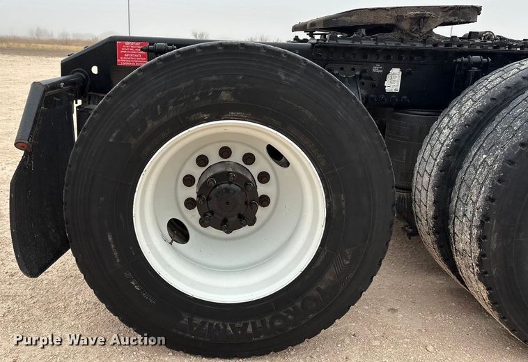 image for item EF6249 2013 Volvo VNL semi truck