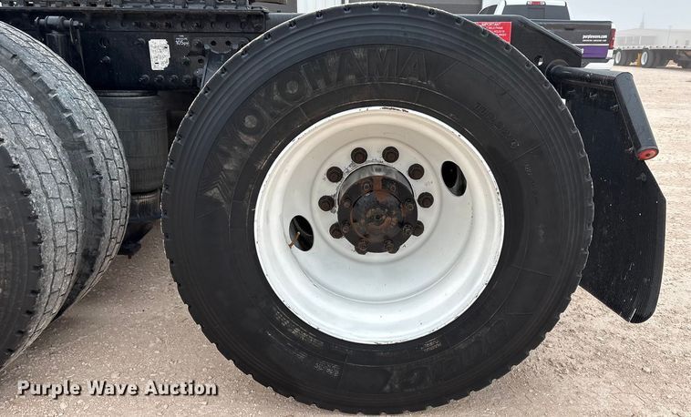 image for item EF6249 2013 Volvo VNL semi truck